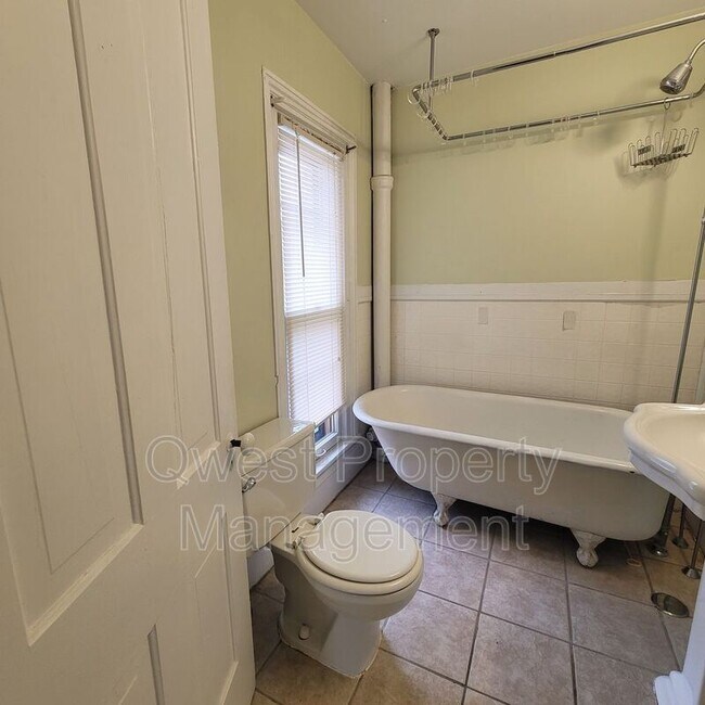 Building Photo - 221 Hollister Ave SE