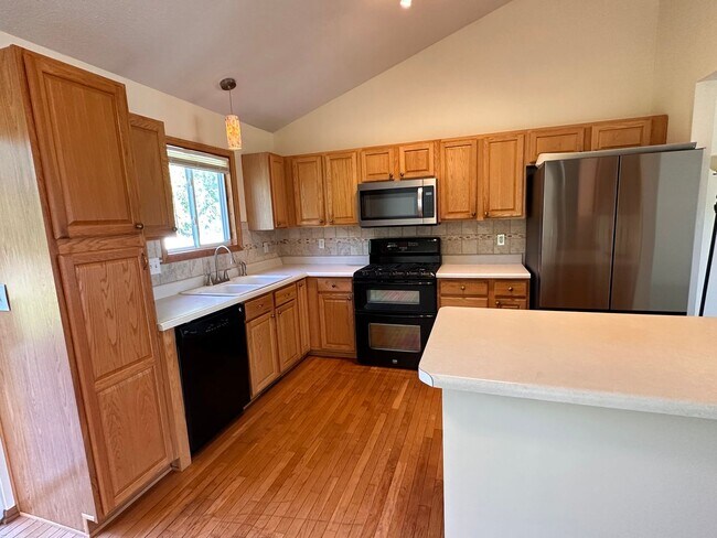 Building Photo - Three bedroom 3 bathroom in popular Bellevue