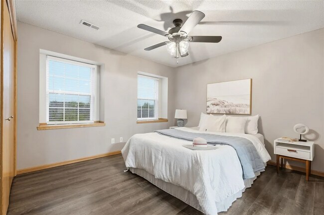 Building Photo - New Listing - 2 Bedroom, 2 Bath Condo in North Liberty