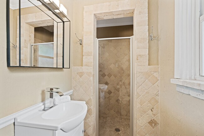 3rd Bedroom En Suite - 1127 S Osprey Ave