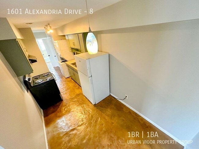 Building Photo - 1601 Alexandria Dr