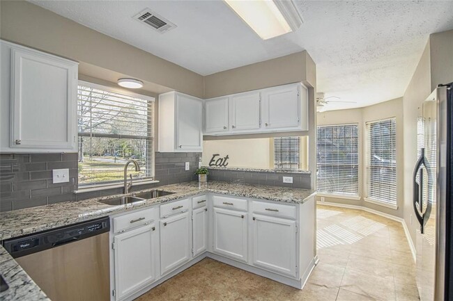 Building Photo - 2815 Parkwood Manor Dr