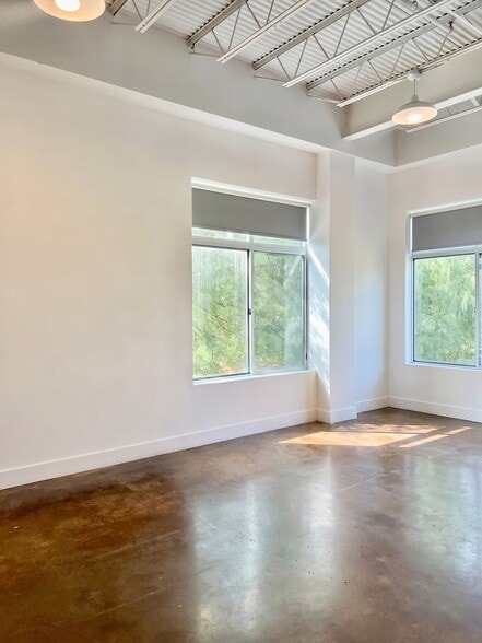 Building Photo - 2401 E 6th St