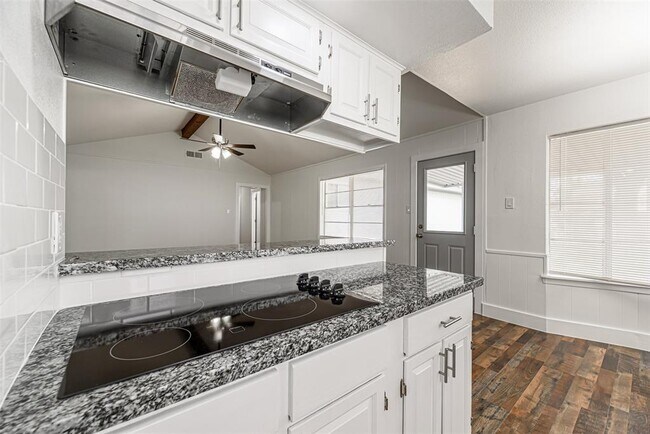 Building Photo - 735 Reseda Dr