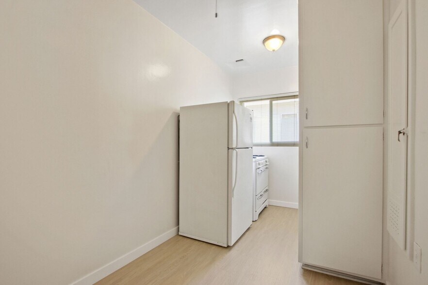 Building Photo - 10908 SM Blvd, prime Westwood, near transit