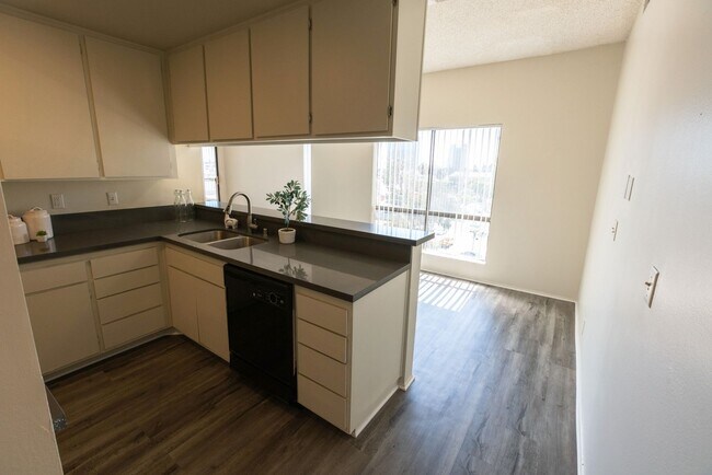 Interior Photo - 747 Gayley Ave