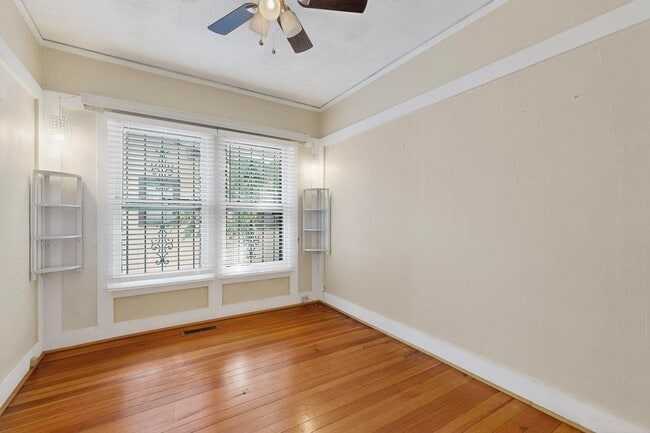 Building Photo - Downtown BUNGALOW 2 Bedroom 1 Bath