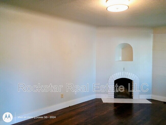 Building Photo - 2811 W Cleveland Ave