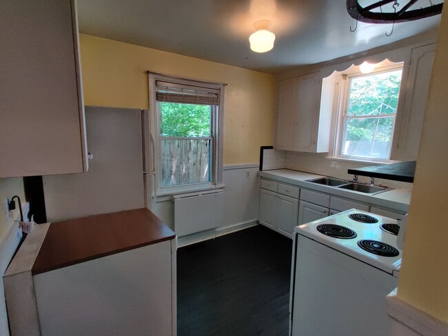 Building Photo - 3 bedroom home with a detached garage