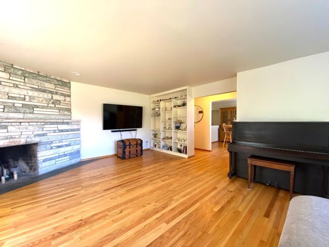 Building Photo - Bright & Breezy 3BR Ranch Ulster Park