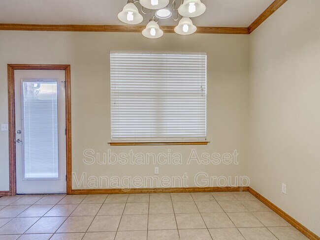 Building Photo - 901 NE 26th Ct