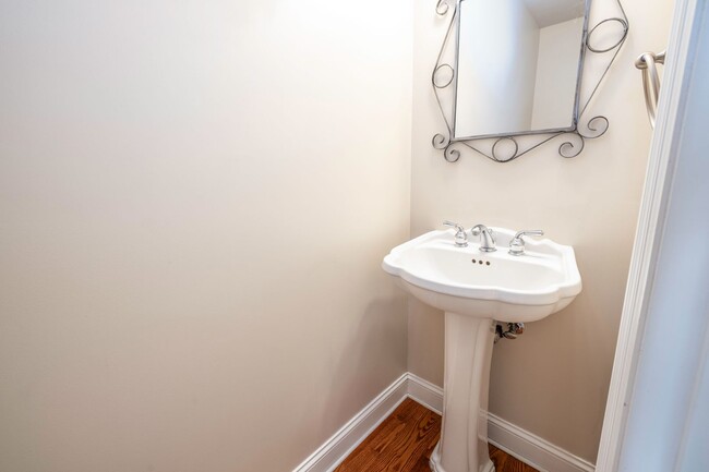 Building Photo - Charming 4 Bedroom 2.5 Bath Home