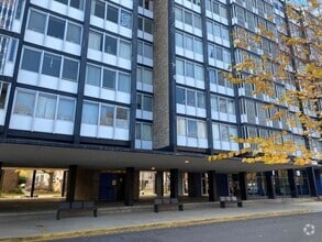 Building Photo - Large 744 sq.ft. 1 bedroom in historic Riv...