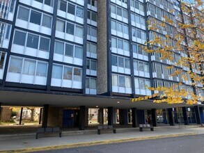 Building Photo - Large 744 sq.ft. 1 bedroom in historic Riv...