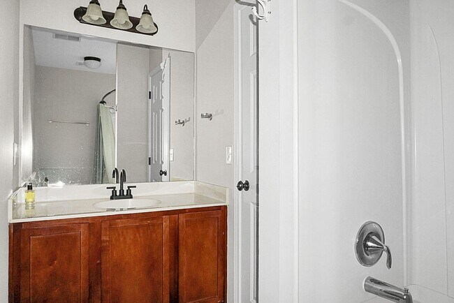 Building Photo - 3 bedroom, 2.5 Townhome