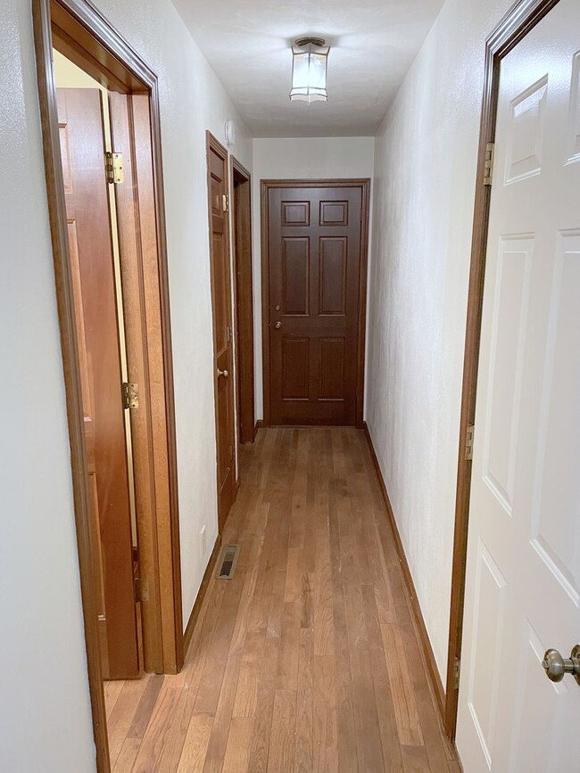 Building Photo - Country Charm Large 2-Bedroom Duplex in Mi...