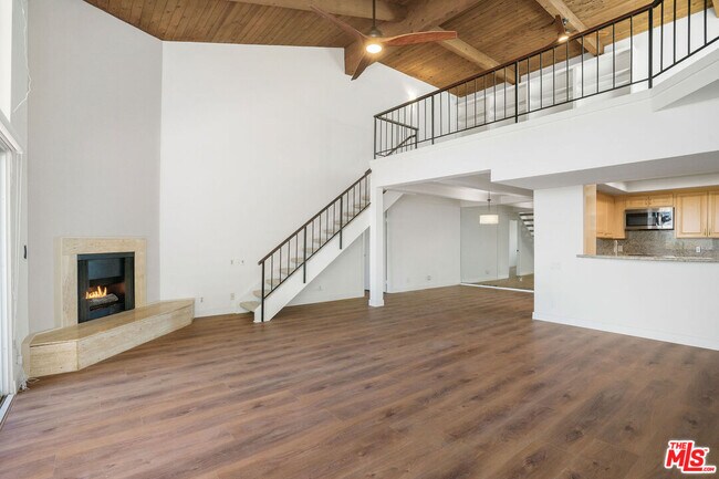 Building Photo - 2385 Roscomare Rd