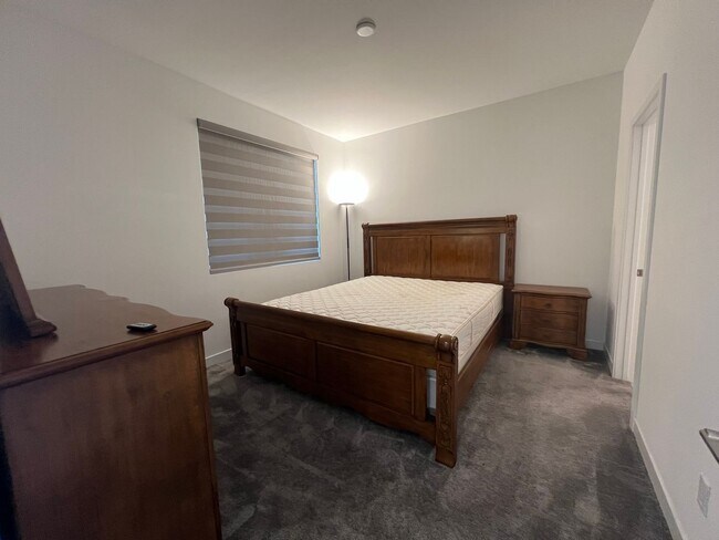 Building Photo - Beautiful furnished 4 bedroom Townhouse!