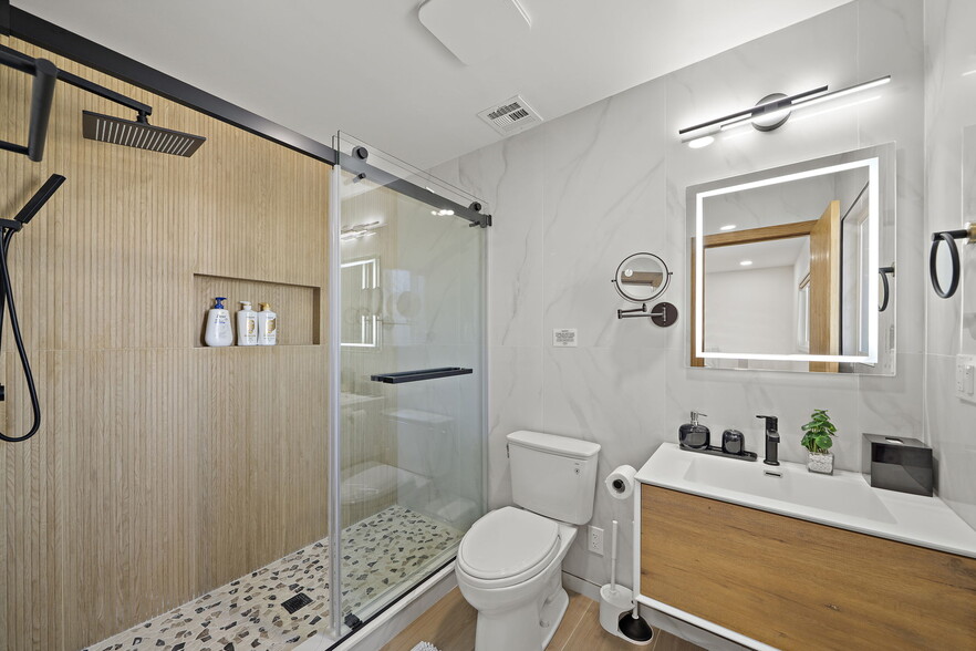 private bathroom - 5591 Heil Ave