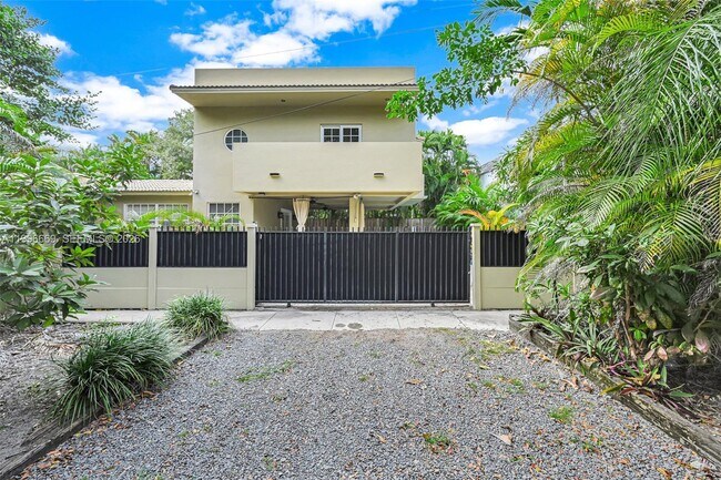 Building Photo - 3040 Lucaya St