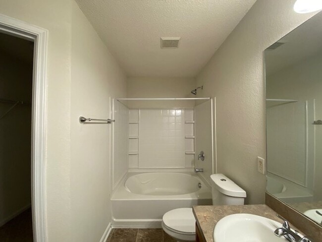 Building Photo - Quiet Cul De Sac Rental