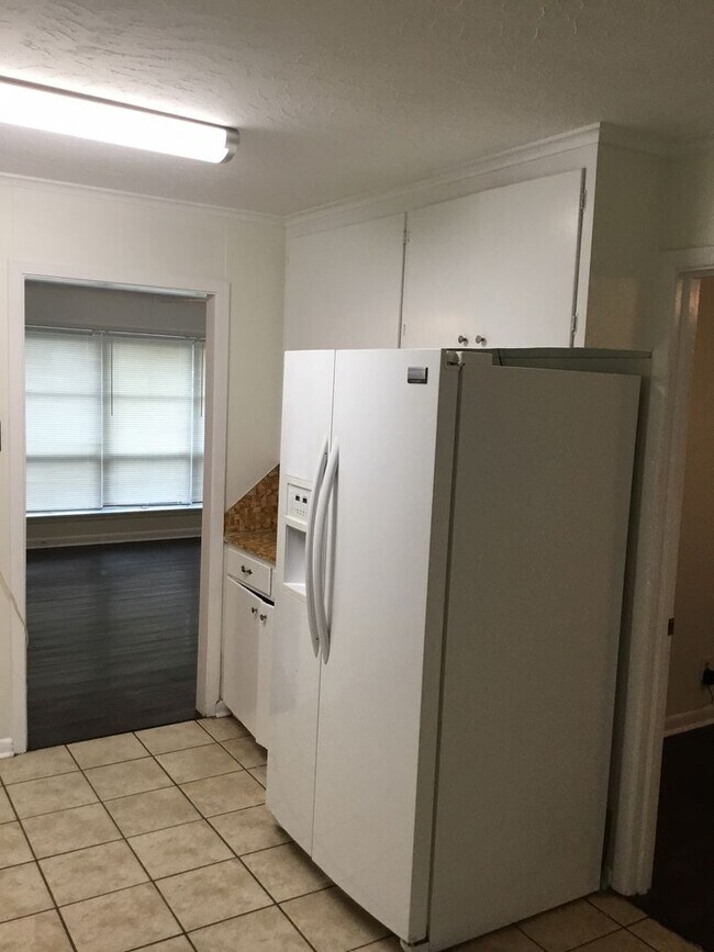 Building Photo - *3/2*SOUTHERN HILLS/SOUTHWOOD*FRESH PAINT*