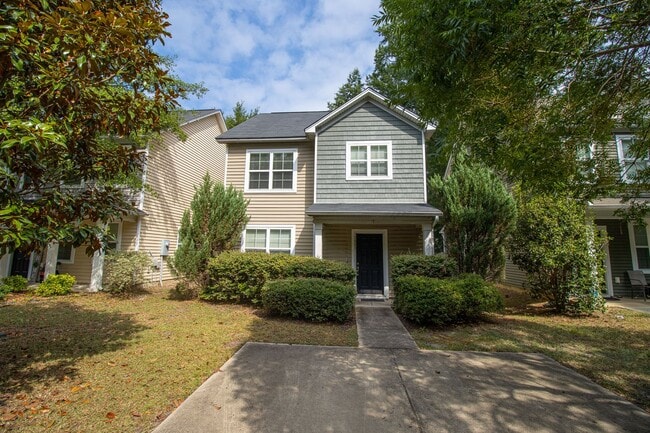 Building Photo - Spacious 3 Bedroom, 2.5 Bathroom Townhome ...