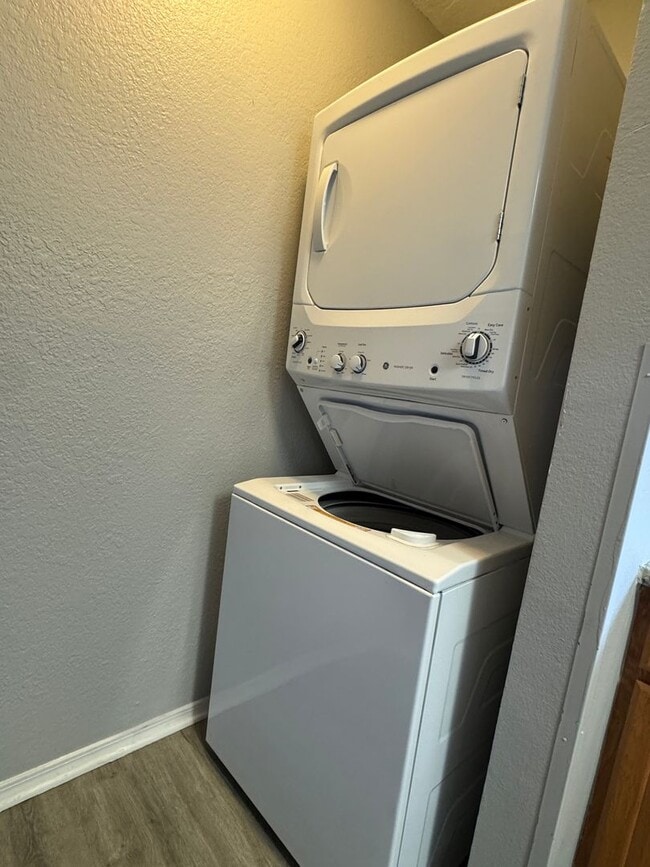 Building Photo - 1817 SW Jefferson- AVAILABLE NOW!