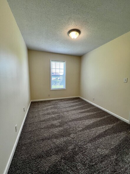 Building Photo - "Charming 2-Bedroom Retreat with 912 Sq Ft of Cozy Living in Oak Grove!"