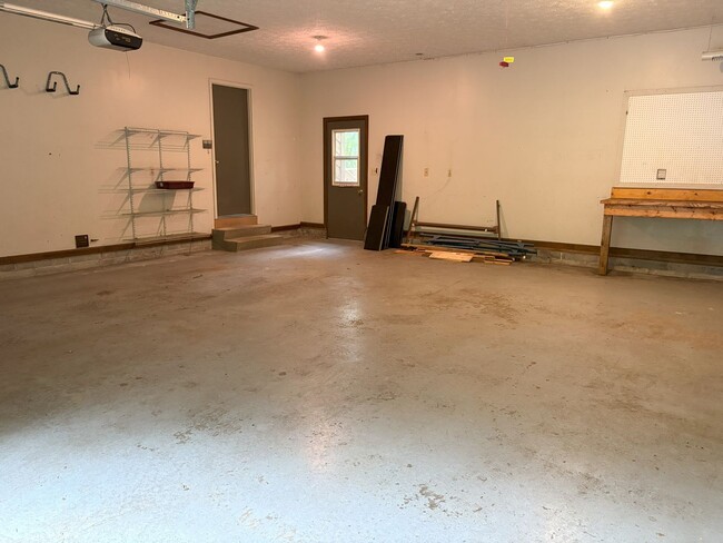 Building Photo - Single Family Home on 9.84 Acres