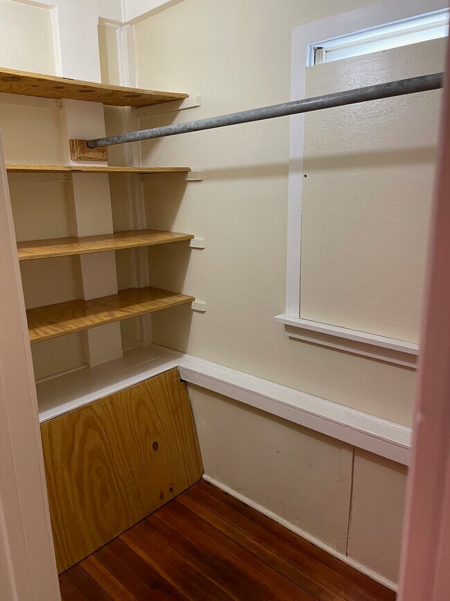 Walkin Closet - 581 Beechwood Ave