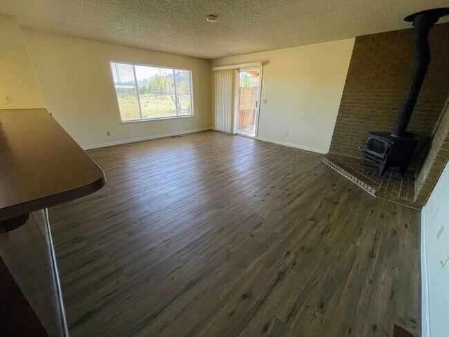 Building Photo - Spacious property with views!