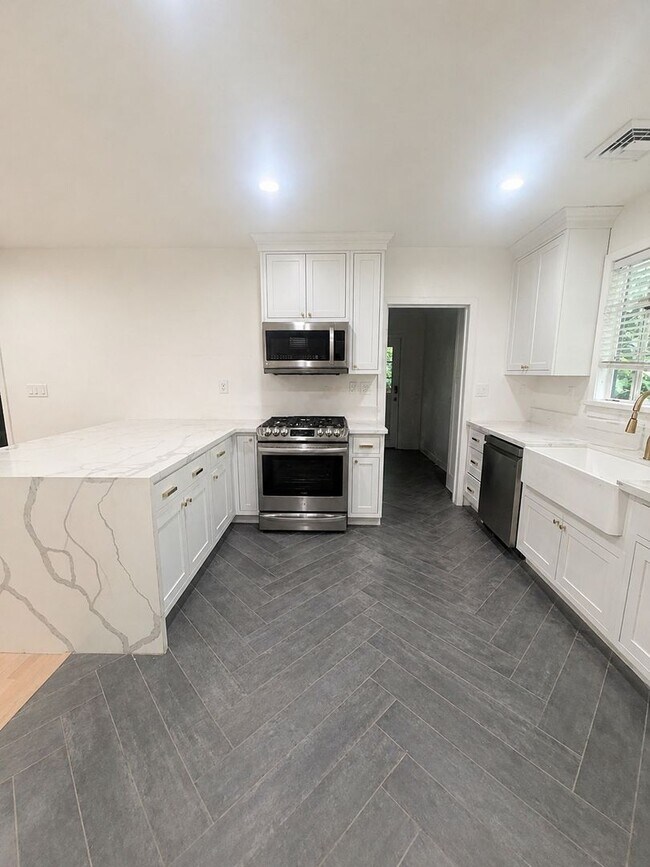 Building Photo - Adorable Home in Land Park Area of Sacramento