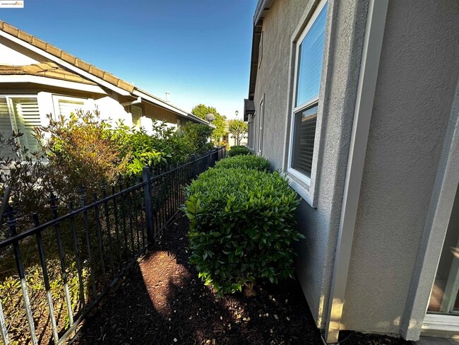 Building Photo - 575 Quindell Way