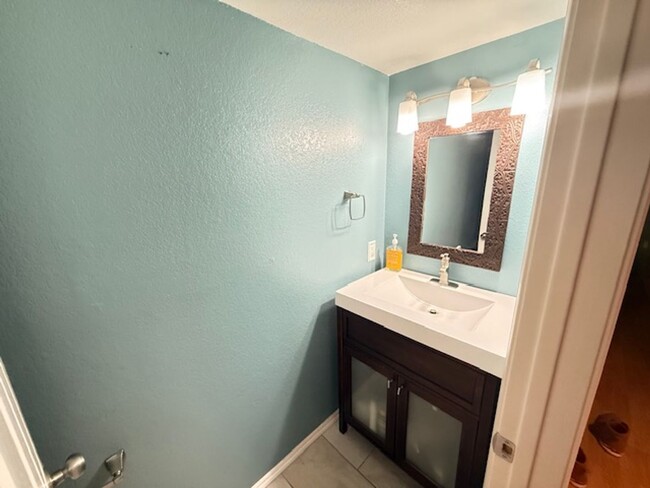 Building Photo - 3-Bedroom Pinole Townhouse with Spacious L...