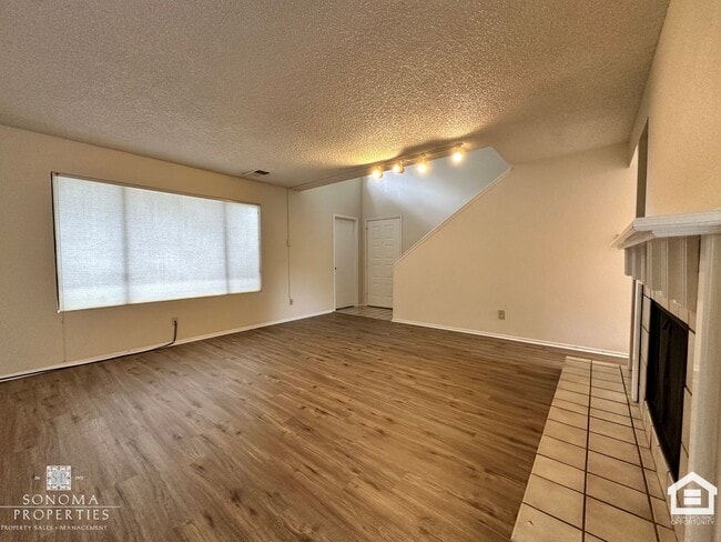 Building Photo - Charming 2 Bedroom Townhouse – Prime Location, Available Now!