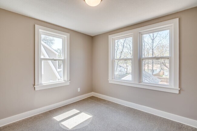 Building Photo - Enchanting 3 Bedroom 1 Bathroom Home Located near Wesley Hospital