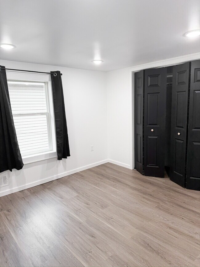 Building Photo - 613 Oakland Ave