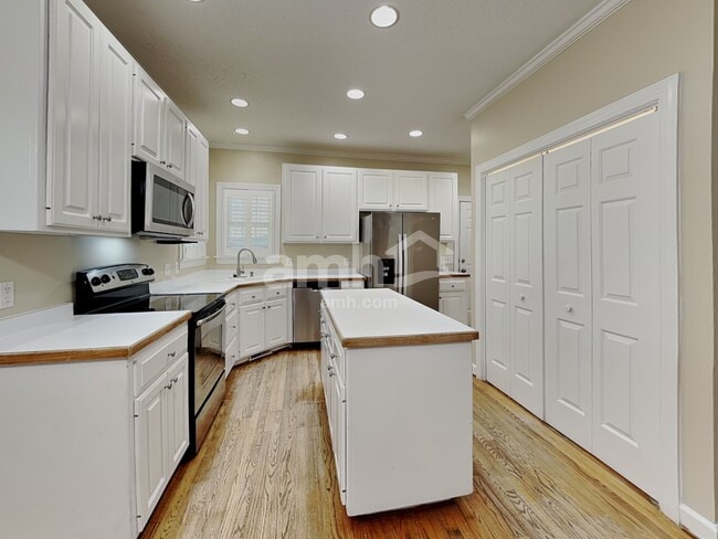 Building Photo - 901 Birkdale Dr