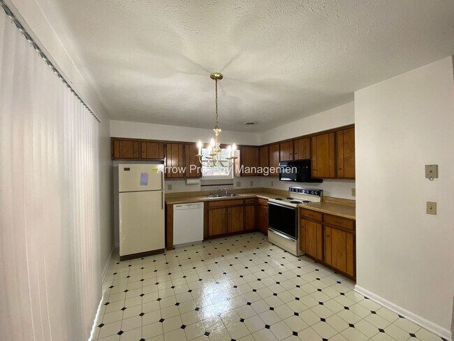 Building Photo - 2 Bedroom / 2.5 Bathroom / Amenities Include Pool & Tennis Courts / Assigned Parking / Minutes to...