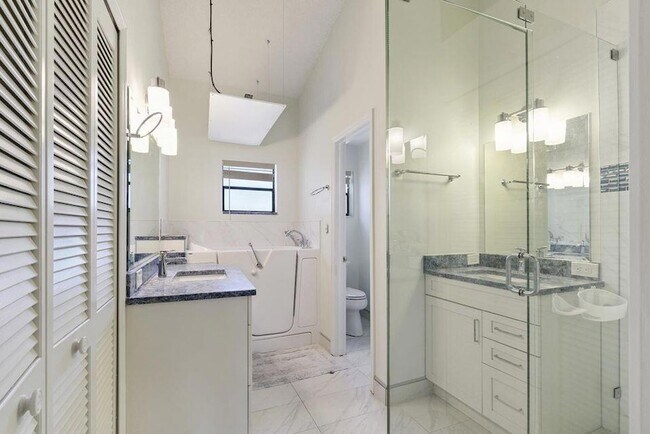 Building Photo - 5942 Parkwalk Cir W