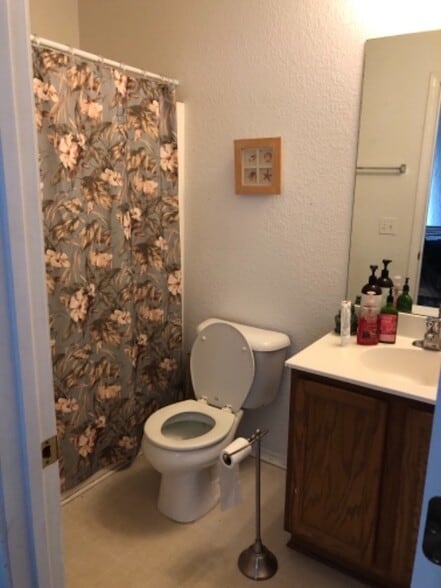 Building Photo - 431 Lake Park Way