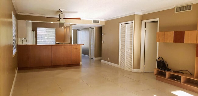 Building Photo - 331 Lakeview Dr