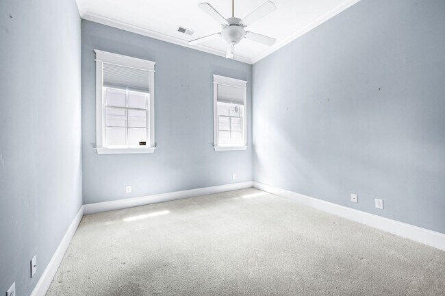 Building Photo - 1735 Hillmont Dr