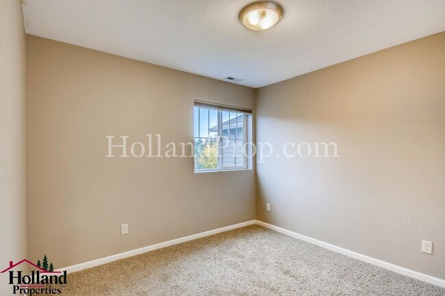 Building Photo - Stunning 3 Bedroom 2.5 Bathroom Home with ...