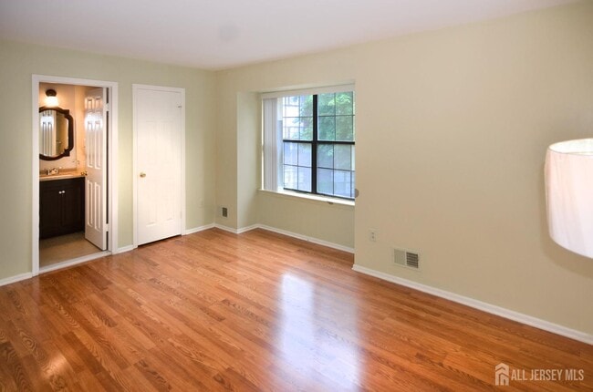 Building Photo - 202 Hidden Village Dr