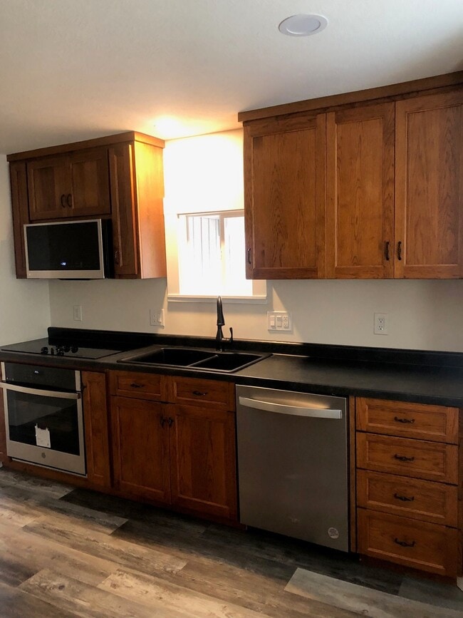 Building Photo - 612 S Cleveland Massillon Rd