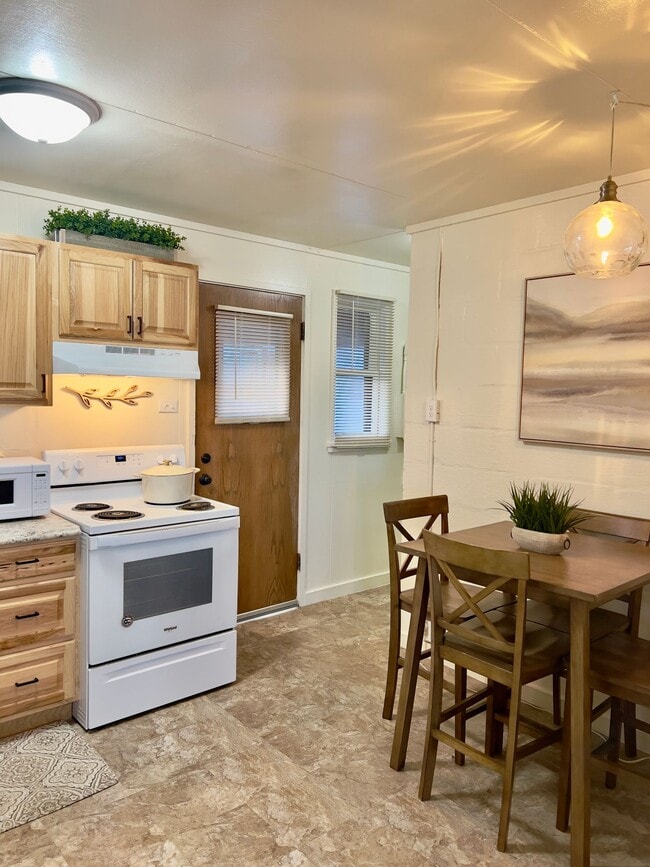 Building Photo - 1 bedroom/1 Bath, Furnished or Unfurnished available.