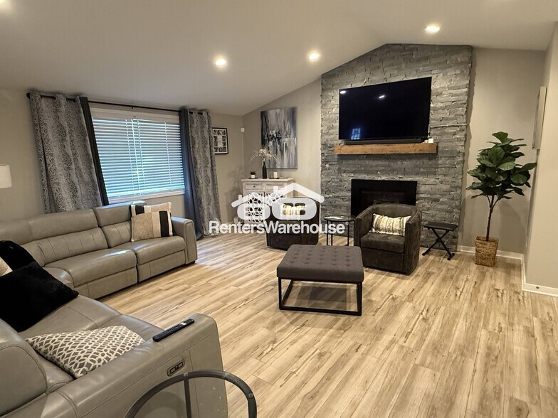 Building Photo - 115 Craig Way NE