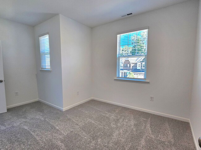 Building Photo - Stunning BRAND NEW 5 Bedroom / 4 Bath Home located in North Ridge
